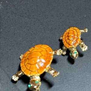 Enamel Mama and Baby green-eyed turtle brooch